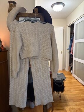 Cozy Cable-Knit Cream Women's Sweater Set only worn 2x like new!